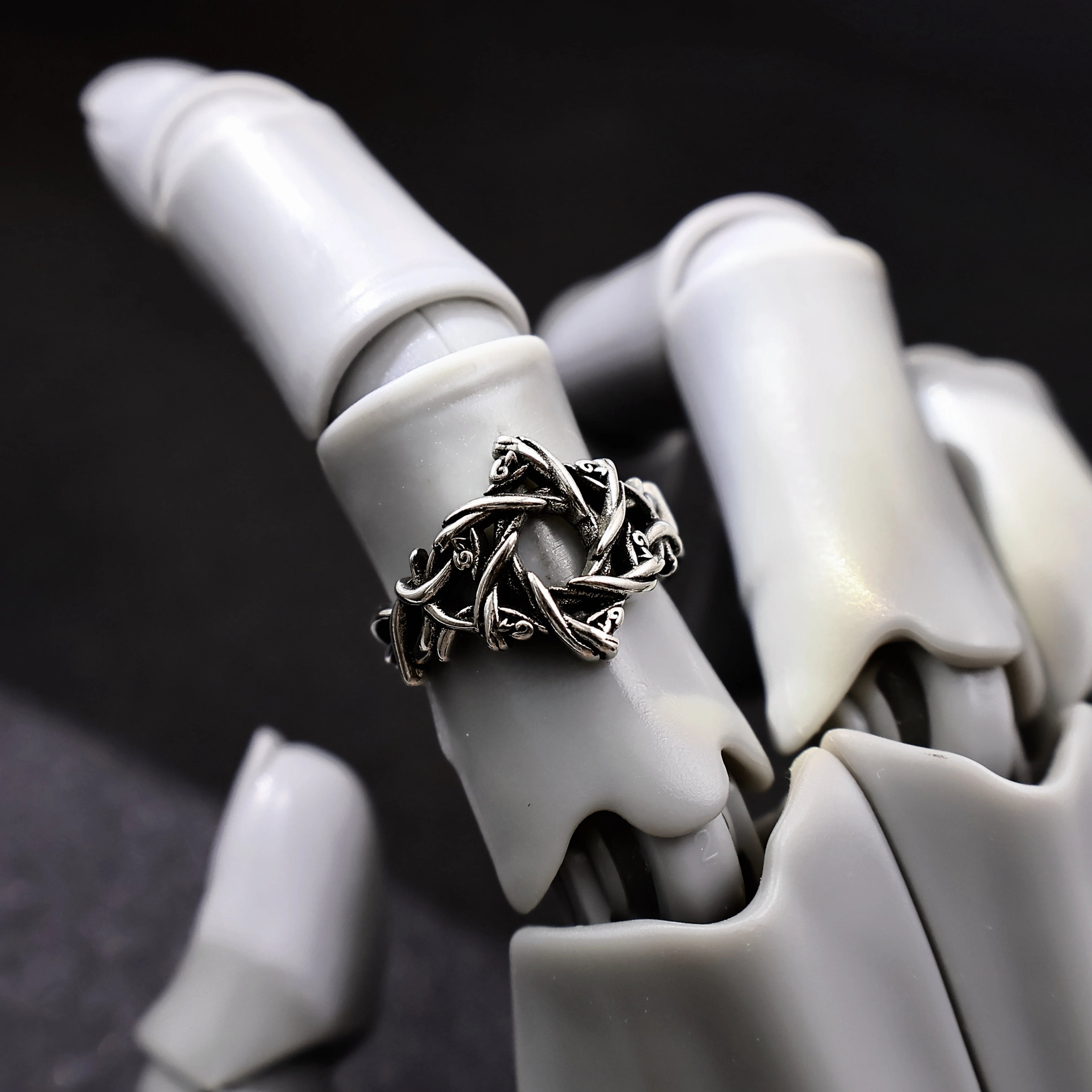 Retro Thorny Vines Star Adjustable Open Ring