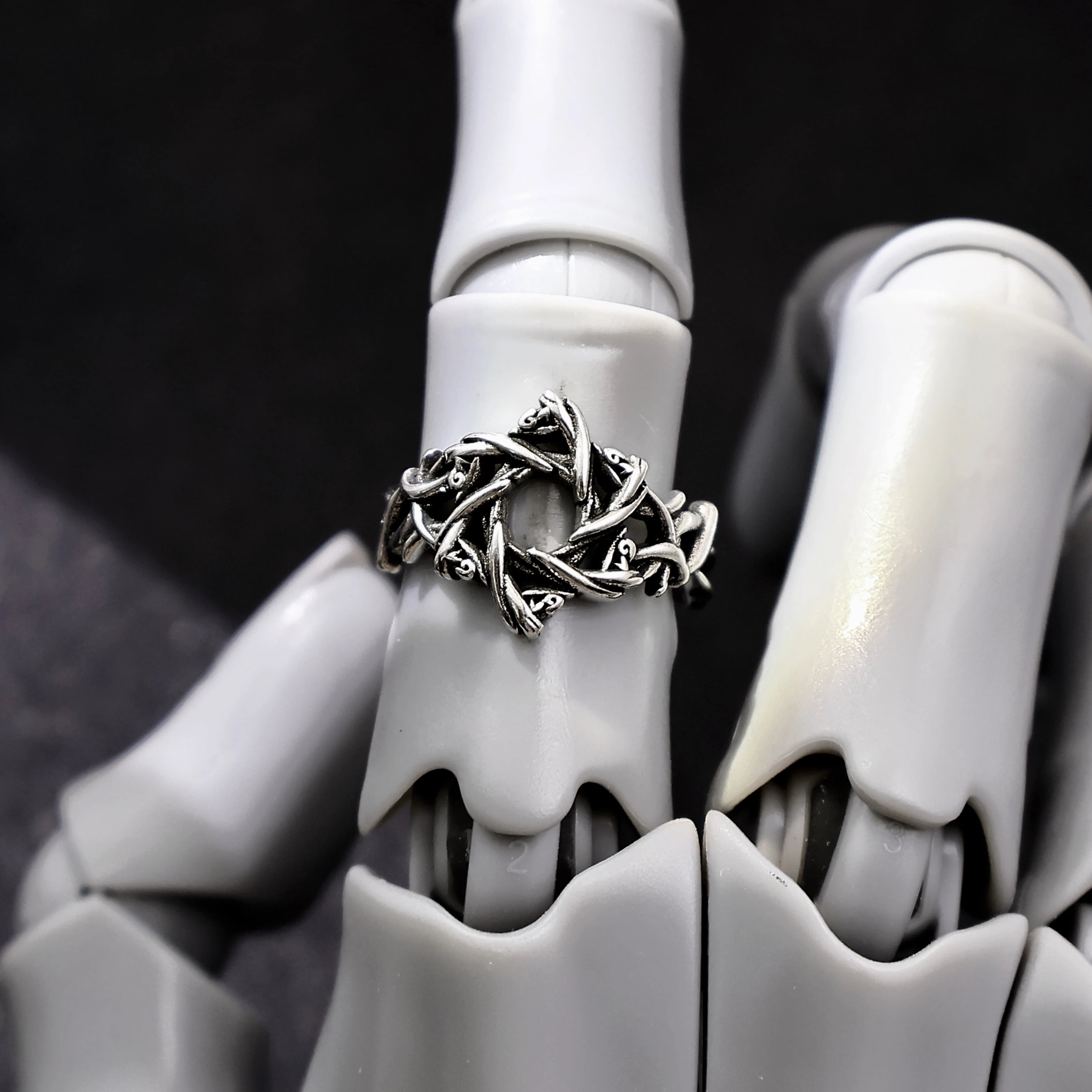 Retro Thorny Vines Star Adjustable Open Ring